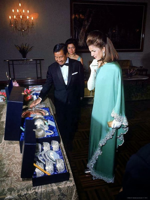 Thái tử Campuchia tặng các món đồ bằng bạc cho bà Jackie Kennedy.