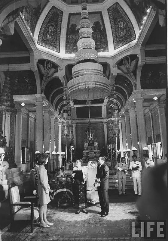 Phu nhân cố Tổng thống Kennedy trao đổi quà tặng với vợ chồng Thái tử Campuchia.