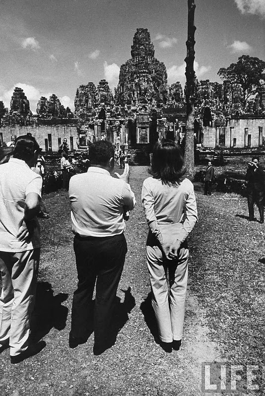 Bà Jackie Kennedy khám phá di tích Angkor trong chuyến thăm Campuchia năm 1967.