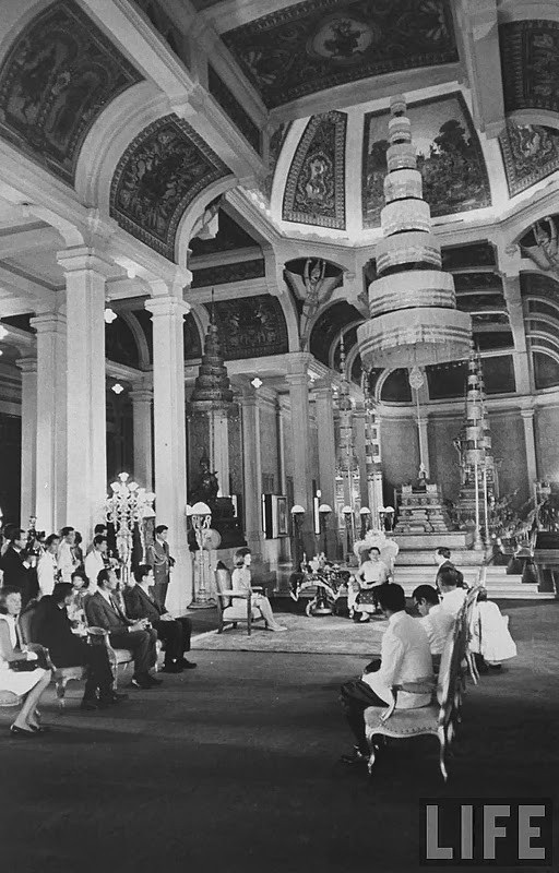 Bà Jackie Kennedy trò chuyện với Thái hậu trong cung điện hoàng gia.