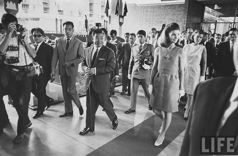 Bà Jackie Kennedy - phu nhân cố Tổng thống Mỹ John F. Kennedy - được Thái tử Norodom Sihanouk cùng các quan chức Campuchia tiếp đón trong chuyến thăm Campuchia tháng 11/1967.