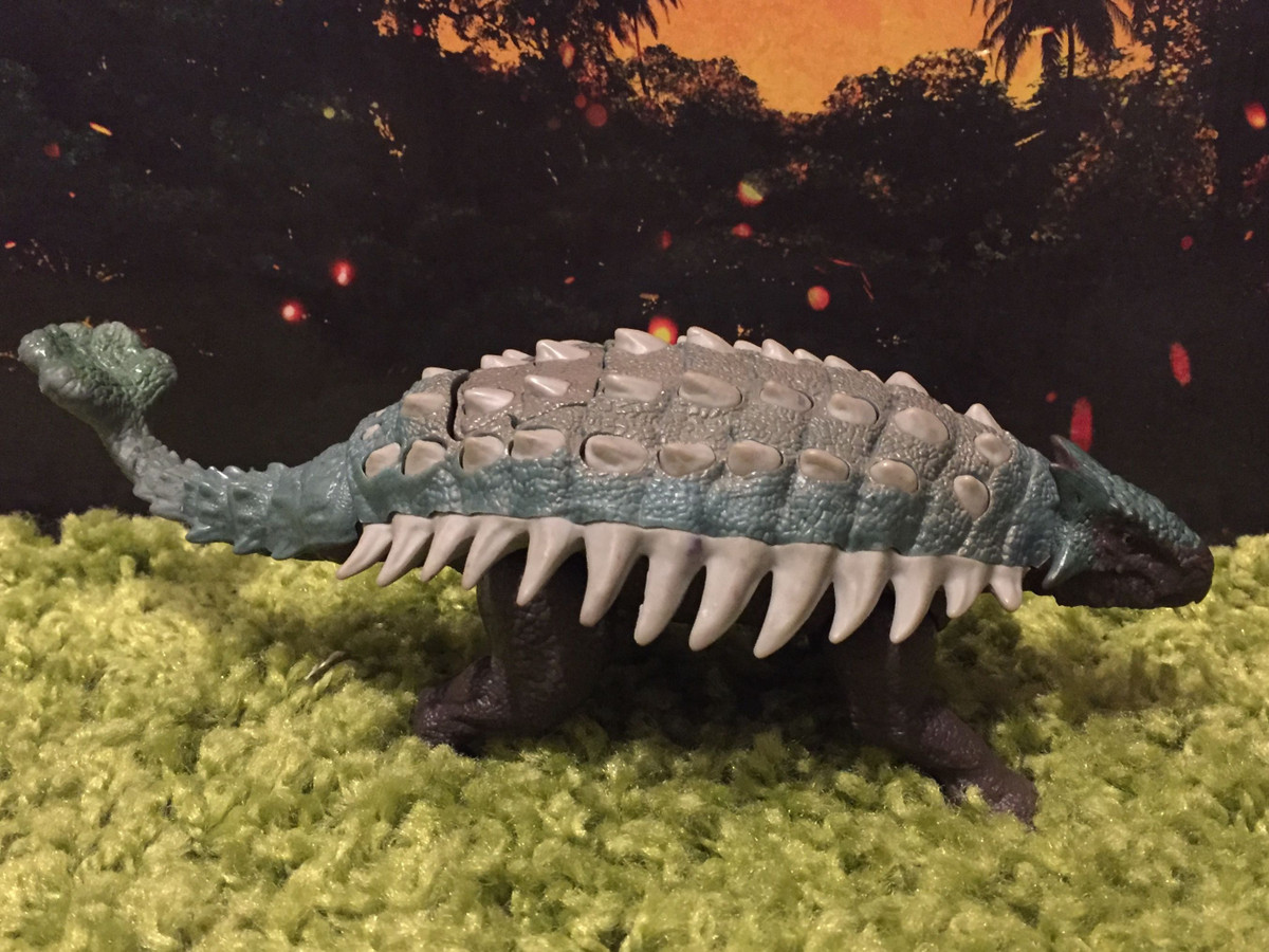 Loài khùng long này "mặc" một bộ giáp bao gồm những vảy dương dài, dày và có đầu nhọn kéo dài thành các dải che phủ toàn bộ phần lưng, kéo dài cho đến hết đuôi.