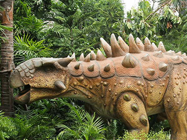 Đầu của Ankylosaurus cũng được che bằng một tấm giáp dày, giống như mũ bảo hiểm làm từ xương. Mũi chúng có 8 khoang, giúp kiểm soát nhiệt độ và tăng khứu giác.