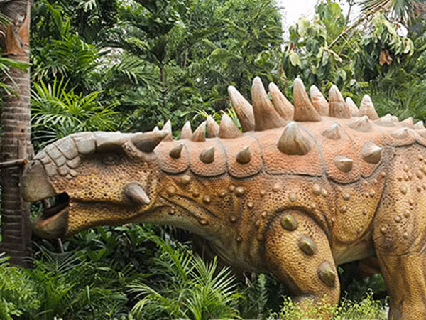 Đầu của Ankylosaurus cũng được che bằng một tấm giáp dày, giống như mũ bảo hiểm làm từ xương. Mũi chúng có 8 khoang, giúp kiểm soát nhiệt độ và tăng khứu giác.