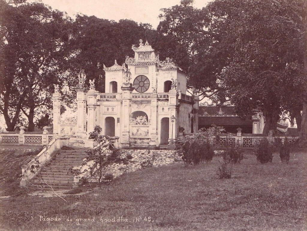 Cổng tam quan của đền Quán Thánh ở Hà Nội thập niên 1890. Lúc này trước cổng ngôi đền thuộc Thăng Long Tứ Trấn có các bậc cấp dẫn xuống bến thuyền hồ Tây.