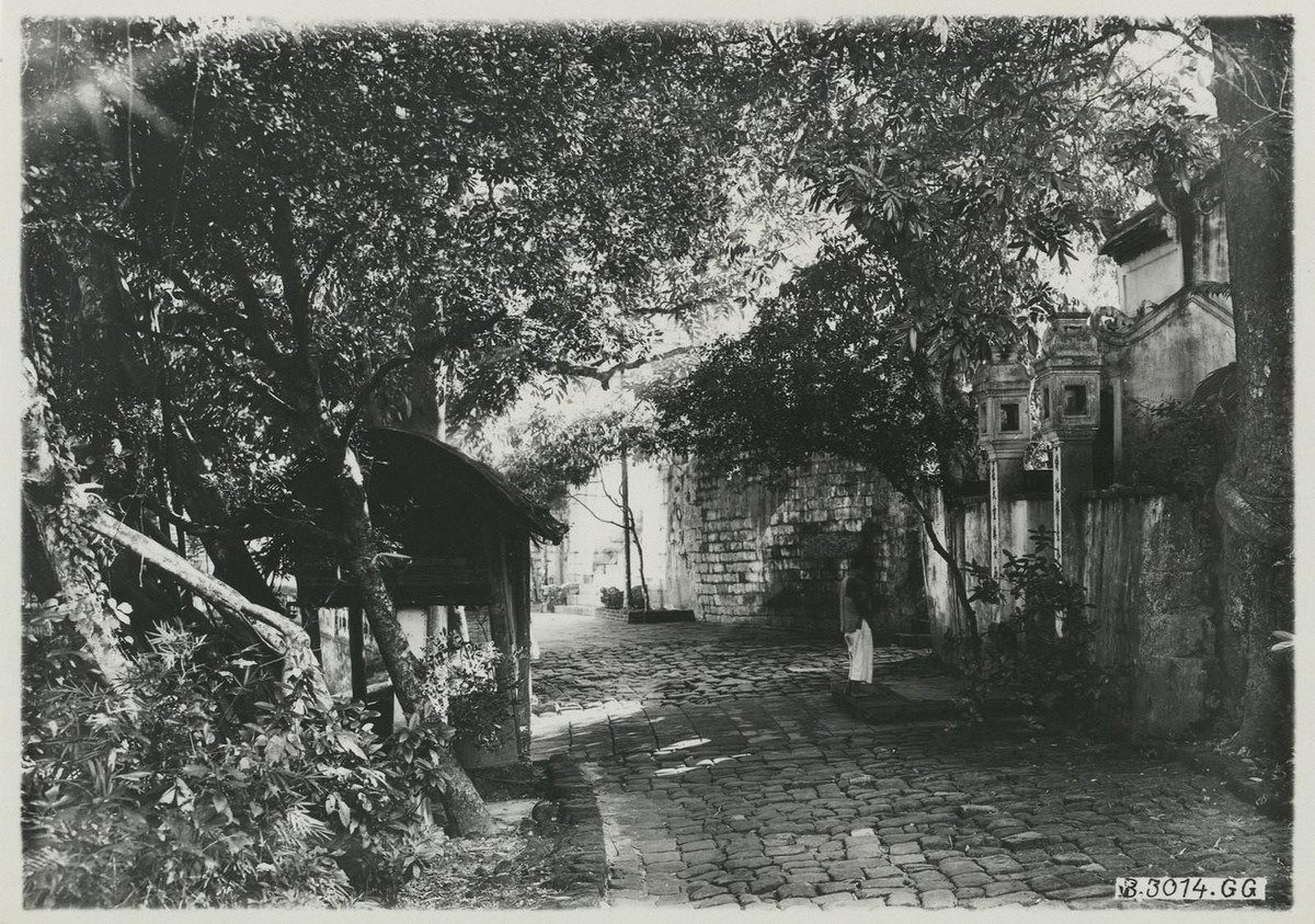 Trong sân đền Voi Phục, một ngôi đền khác trong Thăng Long Tứ Trấn, Hà Nội năm 1926.