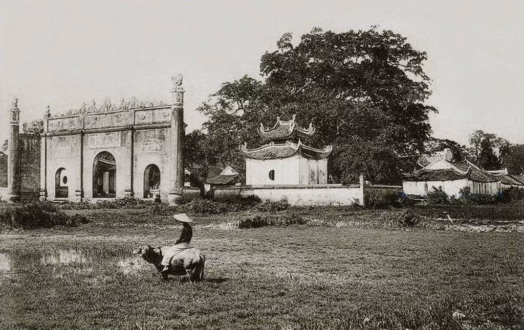 Toàn cảnh đền Kiếp Bạc (Hải Dương) nhìn từ đồng ruộng bên ngoài đền, năm 1910. Kiến trúc đền không có nhiều thay đổi so với ngày nay.