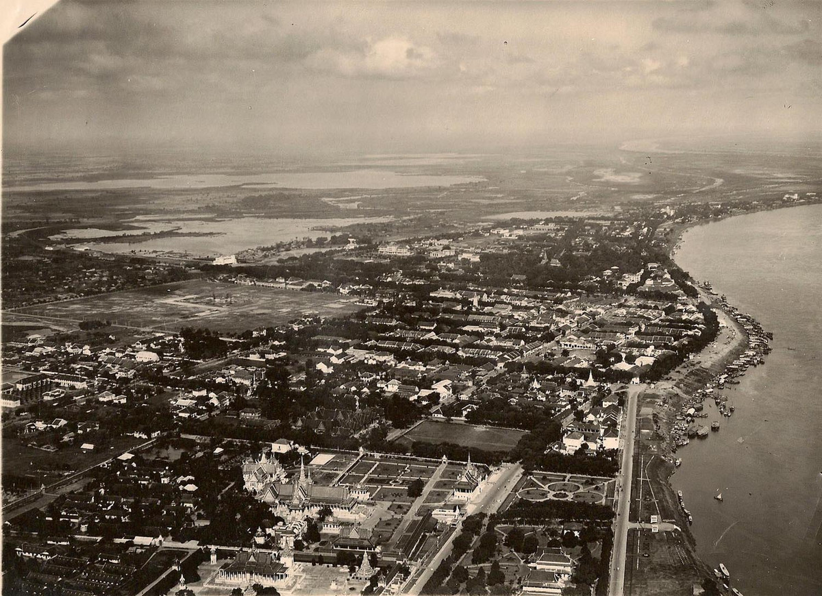 Khu vực trung tâm thành phố Phnom Penh, thủ đô Campuchia đầu thập niên 1930 nhìn từ máy bay.