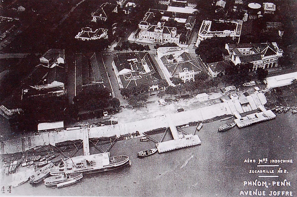 Các công trình ở trung tâm Phompenh nhìn từ máy bay: Bưu điện, Ngân hàng Đông Dương, Phòng Thương mại, Phòng Hải quan, Khách sạn Grand, Tòa thị chính và đồn cảnh sát...
