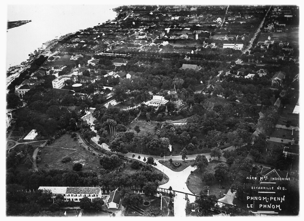 Một bức không ảnh về Phnom Penh với chùa Wat Phnom ở trung tâm, thập niên 1930.