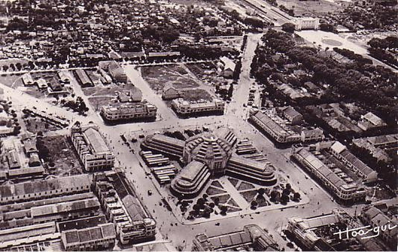 Khu chợ trung tâm Phnom Penh thập niên 1930, thời điểm công trình đang được xây dựng.