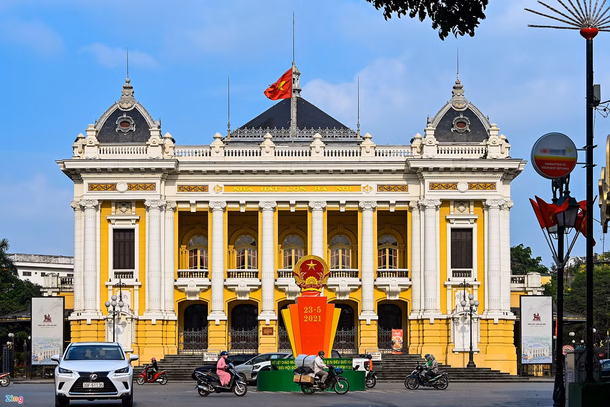 Công tác tuyên truyền được thực hiện dưới nhiều hình thức và trang trí tại nhiều khu vực khác nhau trong thành phố.