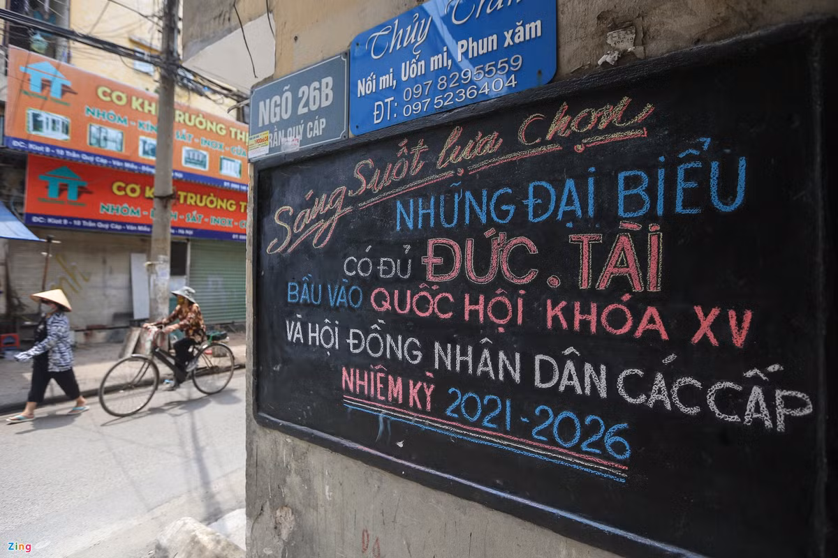 Khẩu hiệu “Sáng suốt lựa chọn những đại biểu có đủ đức, tài bầu vào Quốc hội khoá XV và HĐND các cấp nhiệm kỳ 2021 - 2026” viết bằng phấn màu trên bảng đen đặt ngay đầu ngõ phố Trần Quý Cáp.