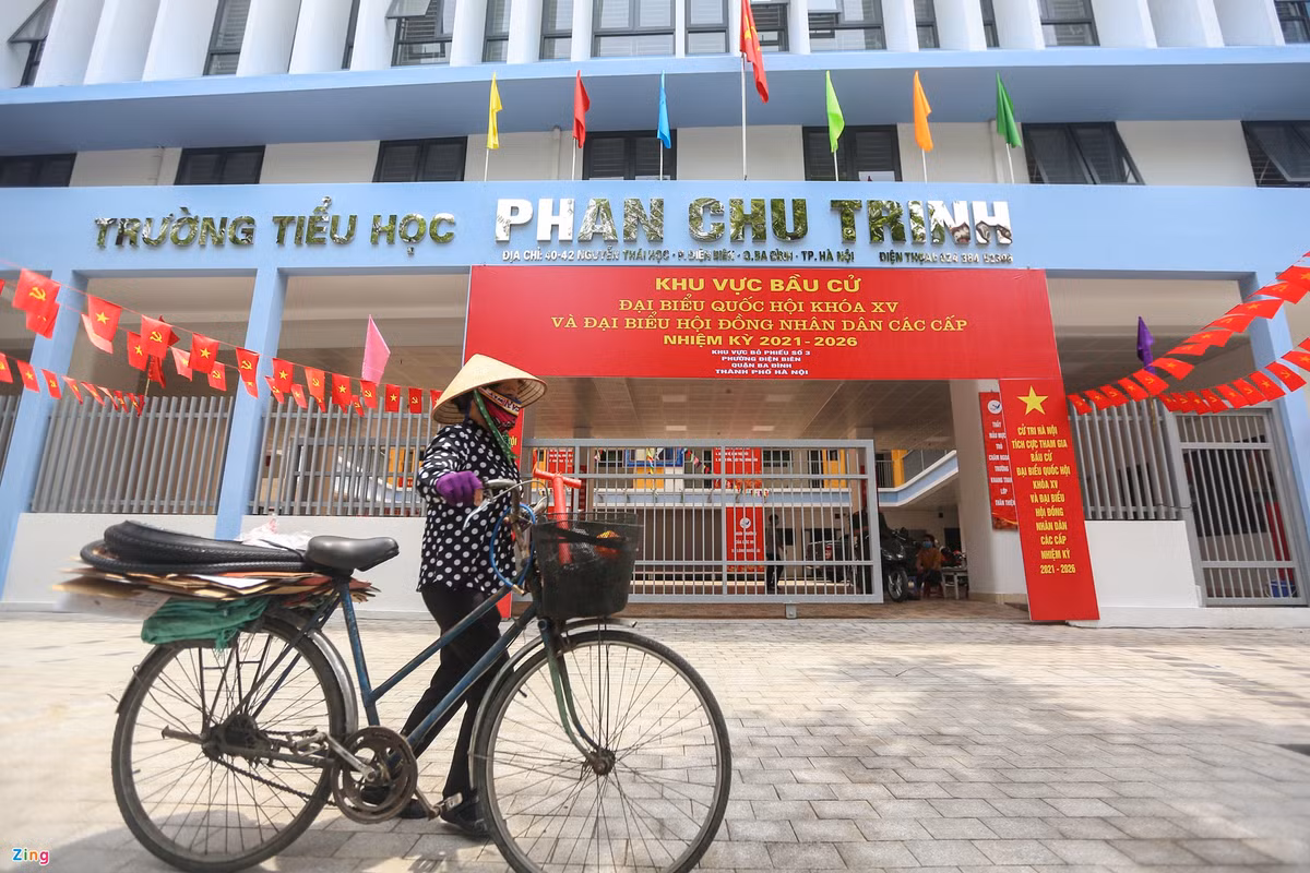Trường tiểu học Phan Chu Trinh (quận Ba Đình) là công trình chào mừng bầu cử đại biểu Quốc hội khóa XV và đại biểu HĐND các cấp nhiệm kỳ 2021 - 2026. Đây cũng là khu vực bỏ phiếu số 3 của phường Điện Biên, quận Ba Đình.