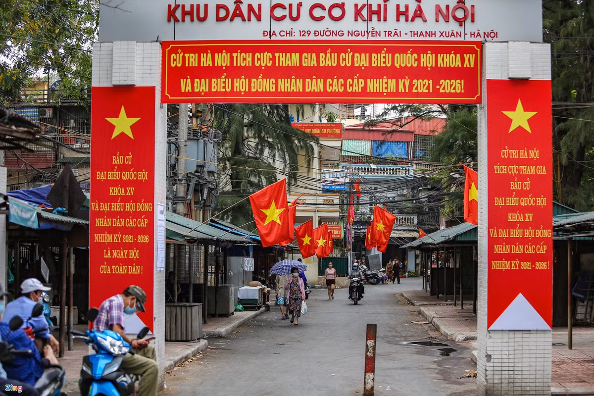Cờ treo đỏ khắp từ phố lớn tới các con ngõ nhỏ.
