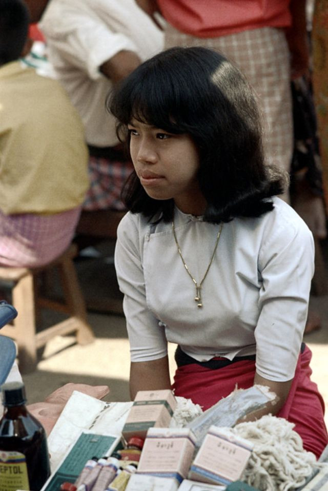 Cô gái ở quầy hàng vỉa hè Yangon.