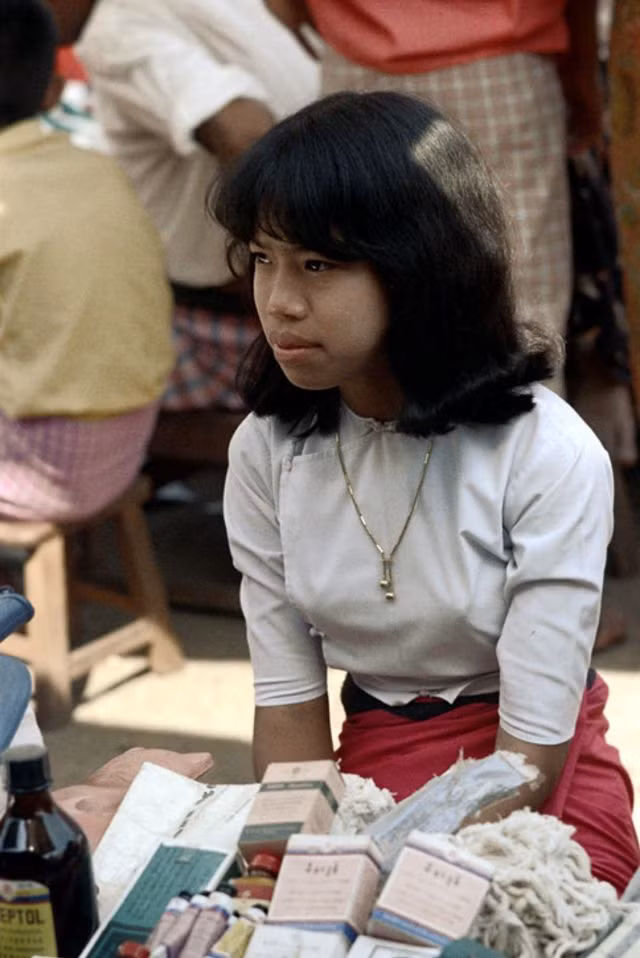 Cô gái ở quầy hàng vỉa hè Yangon.