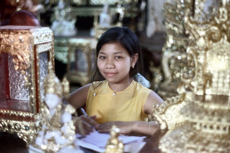 Nàng hoa khôi ở cửa hàng bán đồ thờ.