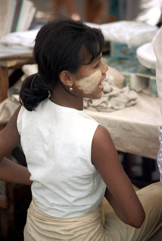 Khuôn mặt thoa thanaka - loại mỹ phẩm truyền thống nổi tiếng Myanmar - của một cô gái Yangon.