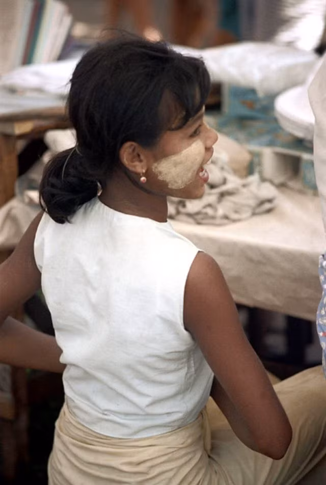 Khuôn mặt thoa thanaka - loại mỹ phẩm truyền thống nổi tiếng Myanmar - của một cô gái Yangon.