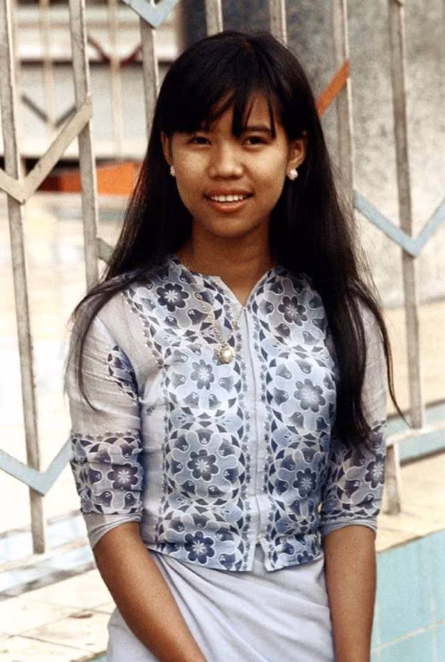 Chân dung một thiếu nữ trên đường phố Yangon, thủ đô của Miến Điện (nay là Myanmar) thập niên 1970. Ảnh: Nick DeWolf.