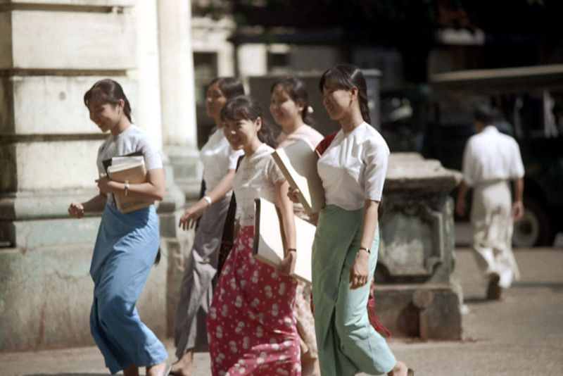 Nhóm thiếu nữ Myanmar xinh tươi làm rạng ngời một góc phố.