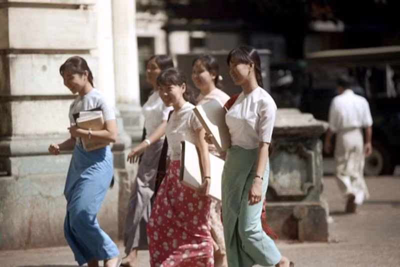 Nhóm thiếu nữ Myanmar xinh tươi làm rạng ngời một góc phố.