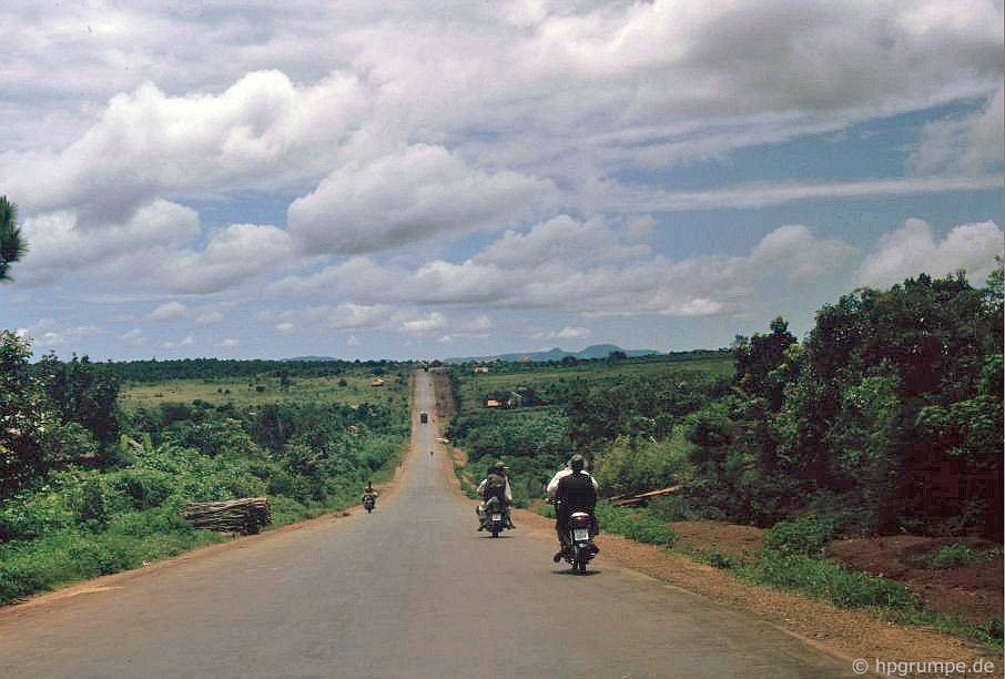 Những chiếc xe máy trên đường quốc lộ ở Gia Lai, 1992.