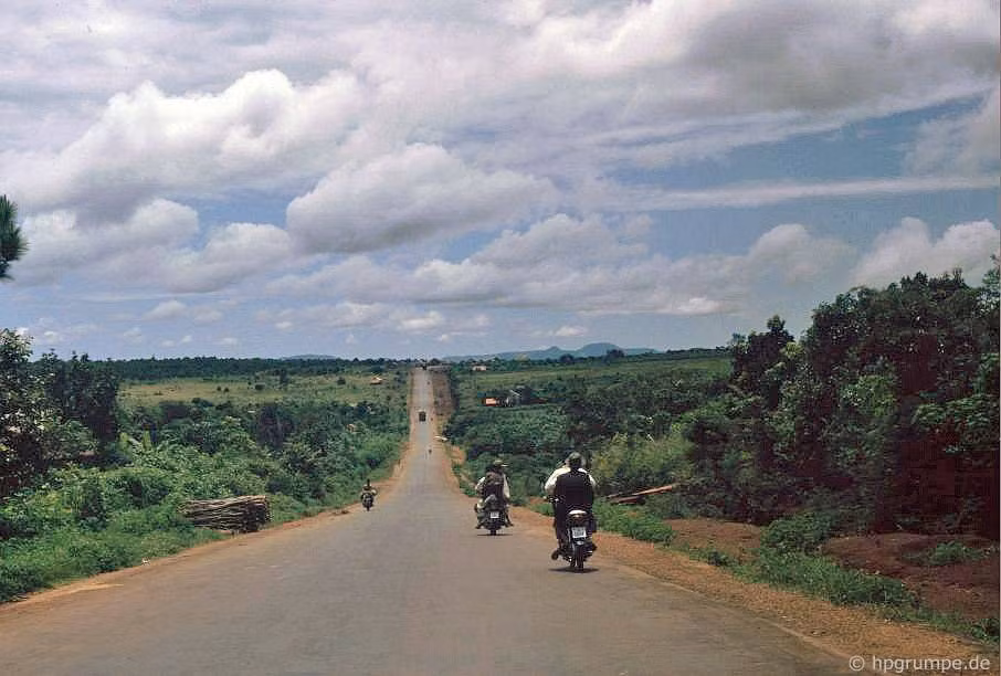 Những chiếc xe máy trên đường quốc lộ ở Gia Lai, 1992.