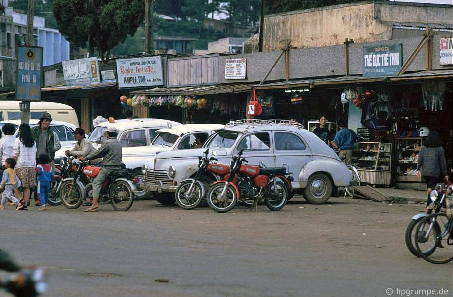 Những chiếc xe Samson màu đỏ gần chợ Đà Lạt, 1992.