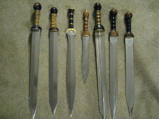 Vì người La Mã đã có khả năng luyện kim khá tốt, những thanh gươm gladius đã có thể được luyện trong nhiệt độ khoảng 1.000 độ C. Điều này khiến gươm gladius cứng cáp và bền bỉ hơn mọi loại gươm thép khác đương thời.