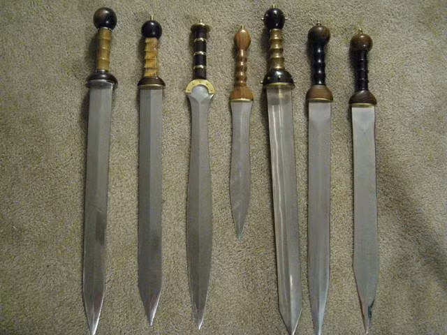 Vì người La Mã đã có khả năng luyện kim khá tốt, những thanh gươm gladius đã có thể được luyện trong nhiệt độ khoảng 1.000 độ C. Điều này khiến gươm gladius cứng cáp và bền bỉ hơn mọi loại gươm thép khác đương thời.