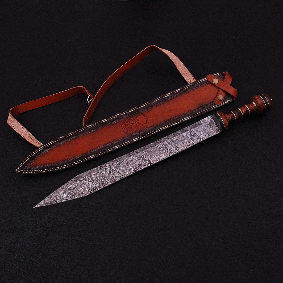 Gladius là loại gươm hai lưỡi có chiều dài tổng thể khoảng 60 cm tới 1 mét, chiều dài lưỡi khoảng 45 cm tới 85 cm, độ rộng từ 5 cm tới 7cm và cân nặng khoảng 0,7kg tới 1kg. Phần cán và chuôi gươm thường được làm bằng gỗ,