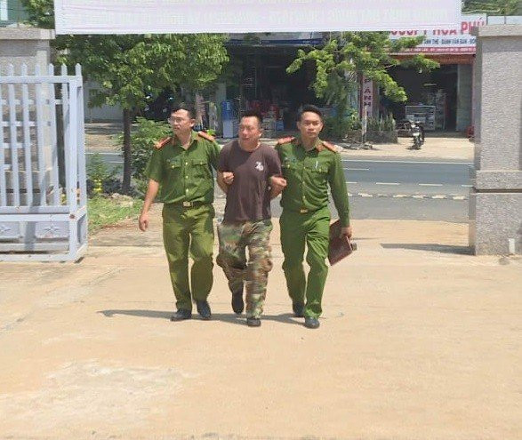 Chui boi, dam vao co thuong uy cong an khi bi trieu tap