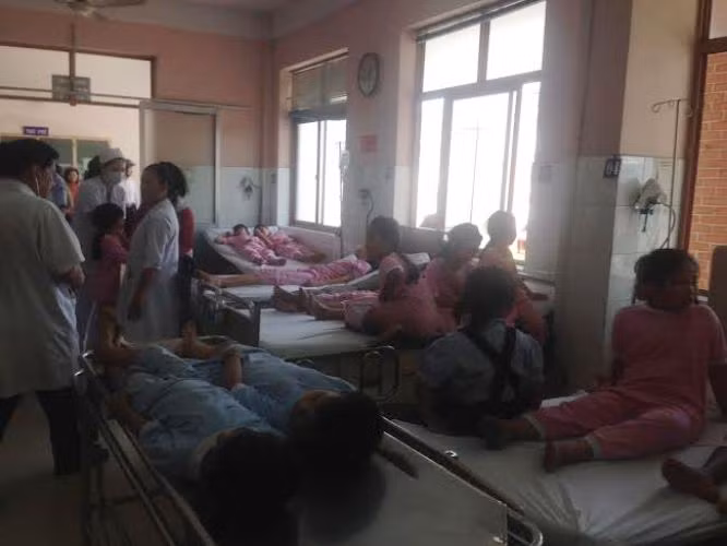 Hơn 100 em học sinh trường tiểu học Long Bình phải nhập viện cấp cứu nghi bị ngộ độc sau khi ăn trưa thực phẩm do VISSAN cung cấp.