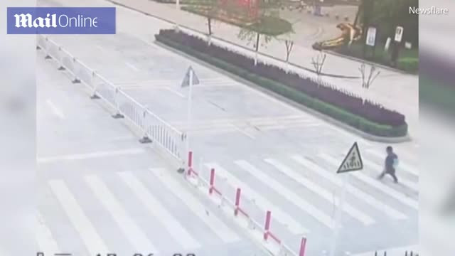 Video: Me mai dung dien thoai, con bi o to huc khi qua duong