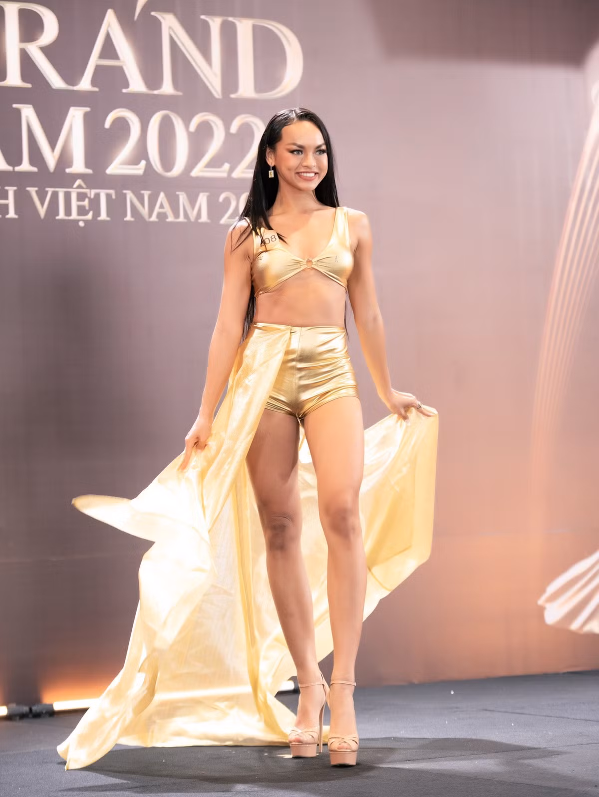 Nhung co gai thi hoa hau nhu chay show-Hinh-4