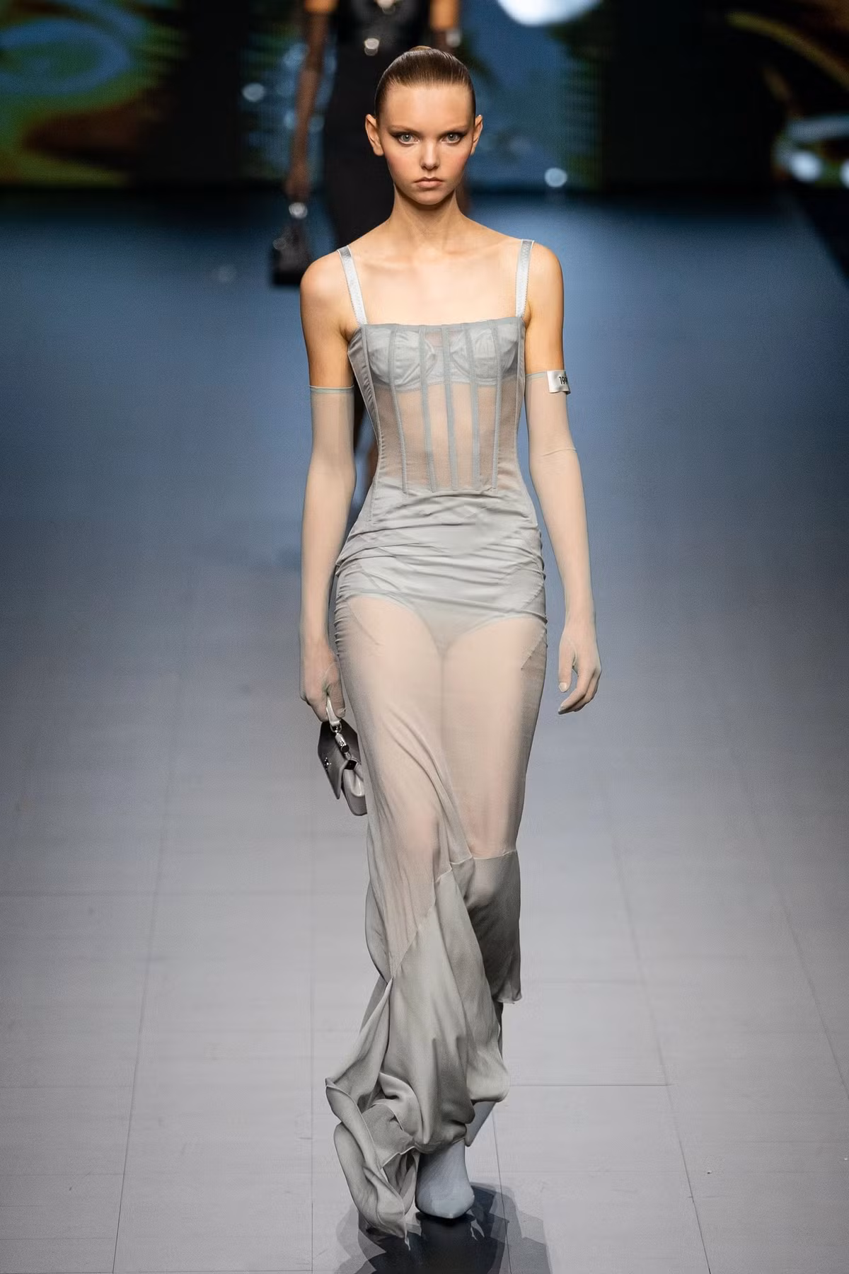 Con gai 18 tuoi cua Monica Bellucci dien mot lo noi y-Hinh-12