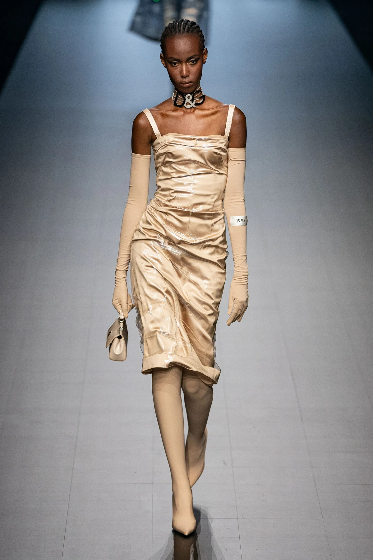 Con gai 18 tuoi cua Monica Bellucci dien mot lo noi y-Hinh-15