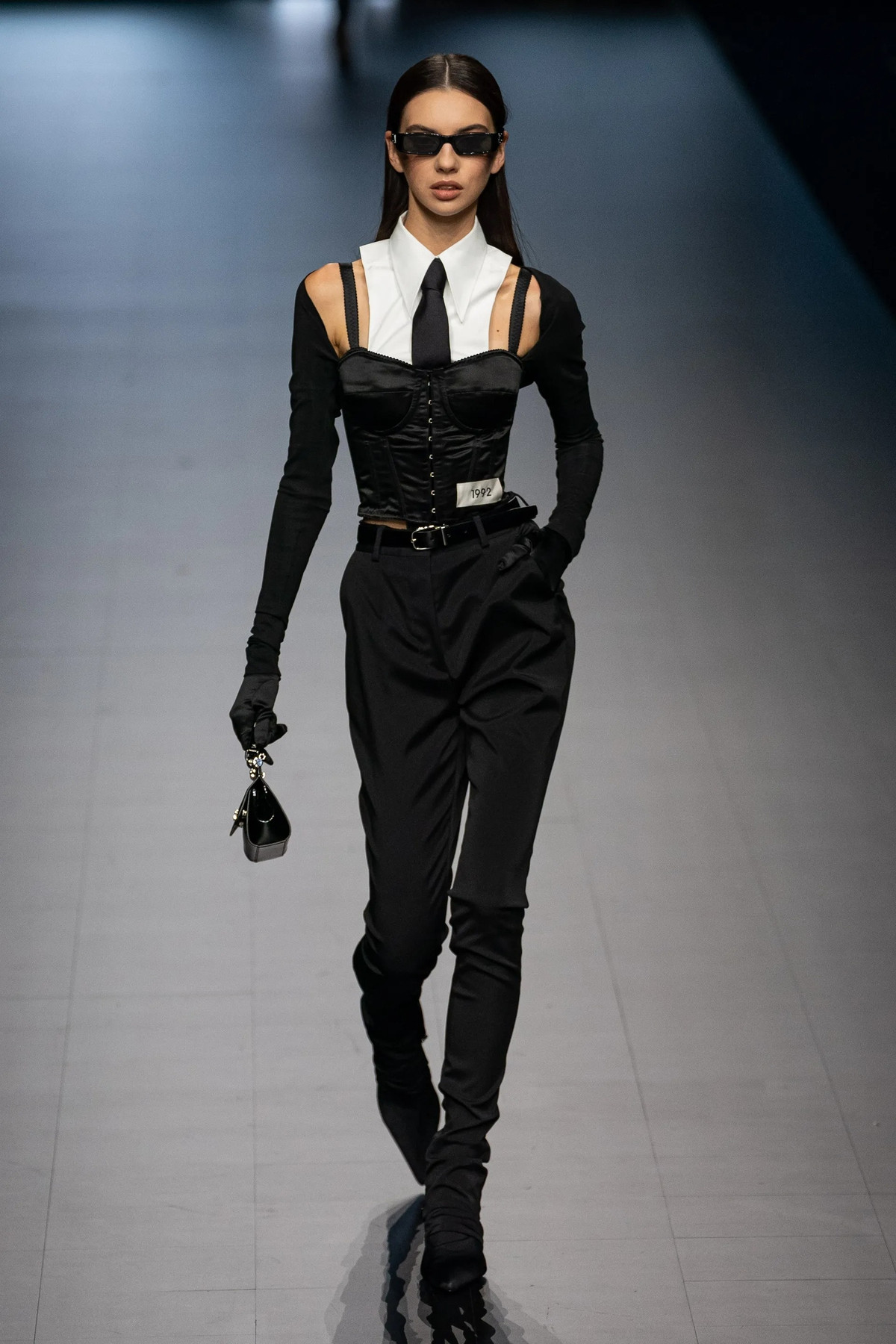 Con gai 18 tuoi cua Monica Bellucci dien mot lo noi y-Hinh-9