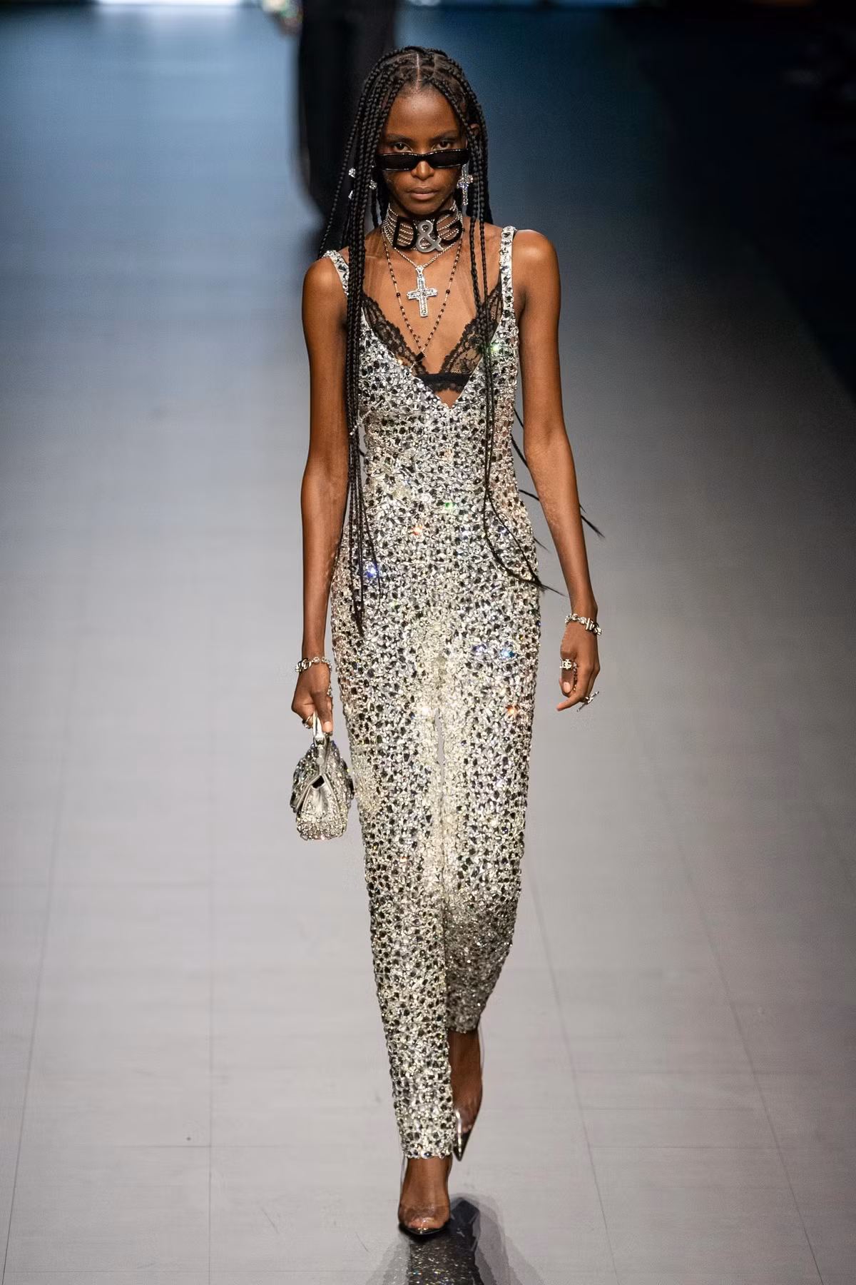 Con gai 18 tuoi cua Monica Bellucci dien mot lo noi y-Hinh-19