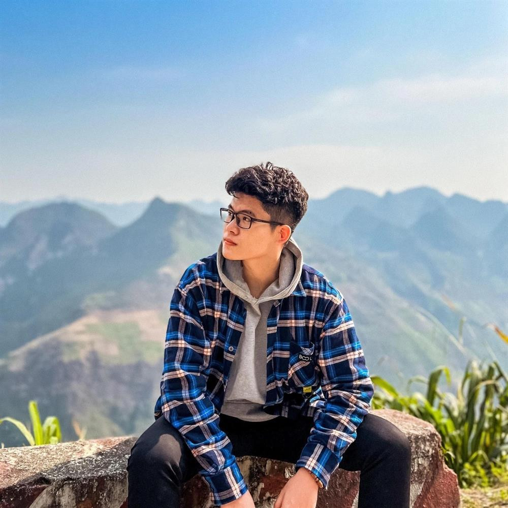 háng 7 vừa qua, Hoàng Khánh hoàn thành kỳ thi tốt nghiệp THPT. Cậu cho biết sẽ cân nhắc việc học ở Việt Nam hay nước ngoài. Quán quân O21 tiết lộ sẽ lựa chọn ngành học liên quan đến lĩnh vực kinh tế mình yêu thích. Thỉnh thoảng, Hoàng Khánh cũng đăng video vui vẻ và hài hước lên các tài khoản mạng xã hội, thu về lượt tương tác khá cao. Ảnh: Nguyen Hoang Khanh.