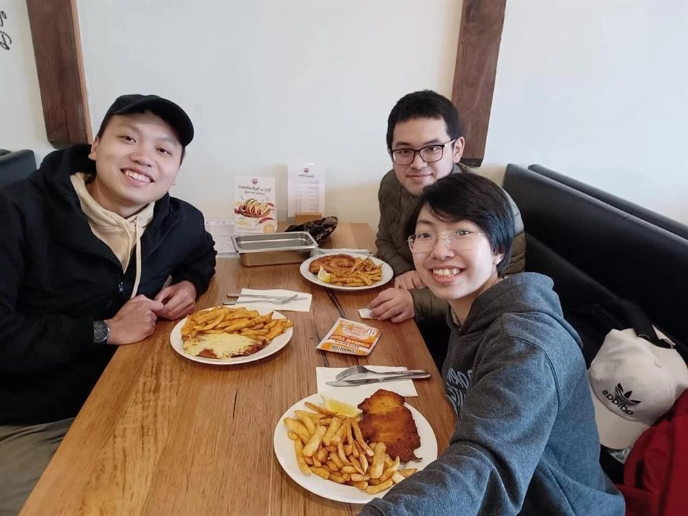 ầu tháng 3, Thu Hằng sang Australia du học tại Đại học Kỹ thuật Swinburne. Trước đó, quán quân O20 có khoảng thời gian theo học ngành Kinh doanh tại Đại học Swinburne Việt Nam. Trên trang cá nhân, Thu Hằng thường xuyên chia sẻ về cuộc sống ở xứ sở chuột túi, đặc biệt là gặp gỡ các nhà vô địch năm trước đó như Hồ Đắc Thanh Chương (năm 16) và Nguyễn Hoàng Cường (năm 18). Cô gái 19 tuổi cũng tham gia Hội Sinh viên Việt Nam tại Swinburne (VISS). Ảnh: Thu Hằng Nguyễn.