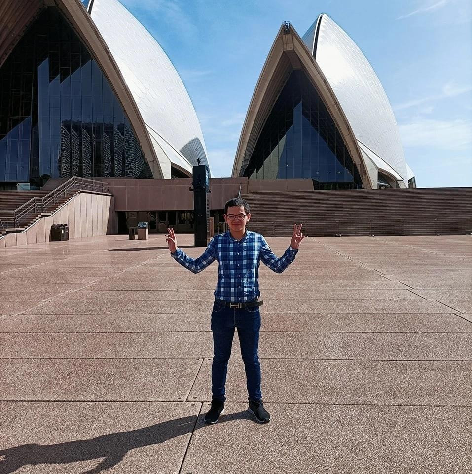 háng 2/2020, Hoàng Cường sang Australia theo học ngành Khoa học dữ liệu của Đại học Kỹ thuật Swinburne. Cậu cũng là một trong những đại sứ quốc tế với mục đích là hỗ trợ các bạn sinh viên tương lai của trường. Hoàng Cường từng chia sẻ trong năm học thứ 3, cậu được điểm số cao nhất khoa trong một môn ở trường. Ngoài thời gian học tập, chàng trai cũng gặp gỡ các quán quân Olympia khác ở Australia và check-in ở nhiều điểm tham quan. Ảnh: Nguyễn Hoàng Cường.