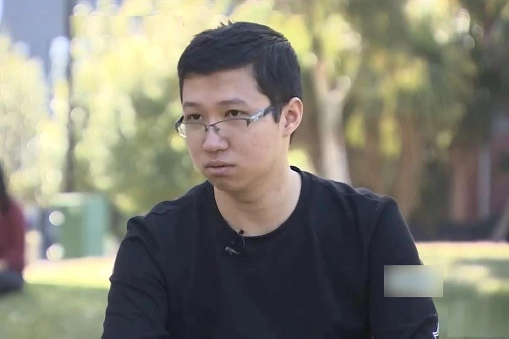 au Olympia và tốt nghiệp THPT, Nhật Minh trở thành sinh viên ngành Hóa học tại Đại học Kỹ thuật Swinburne, Australia. Chàng trai từng chia sẻ dự định học lên thạc sĩ và tiến sĩ sau khi tốt nghiệp. Tại Gala 20 năm Olympia, Nhật Minh bày tỏ quan điểm về việc hầu hết nhà vô địch không về nước làm việc: “Tôi nghĩ không nhất thiết mình phải ở Việt Nam hay bất cứ ai ở đây phải quay về thì mới có thể trực tiếp đóng góp cho đất nước. Ngành học của tôi ở Việt Nam rất khó kiếm việc và nghiên cứu nên tôi muốn ưu tiên nơi nào phát triển hơn”. Ảnh: VTV.