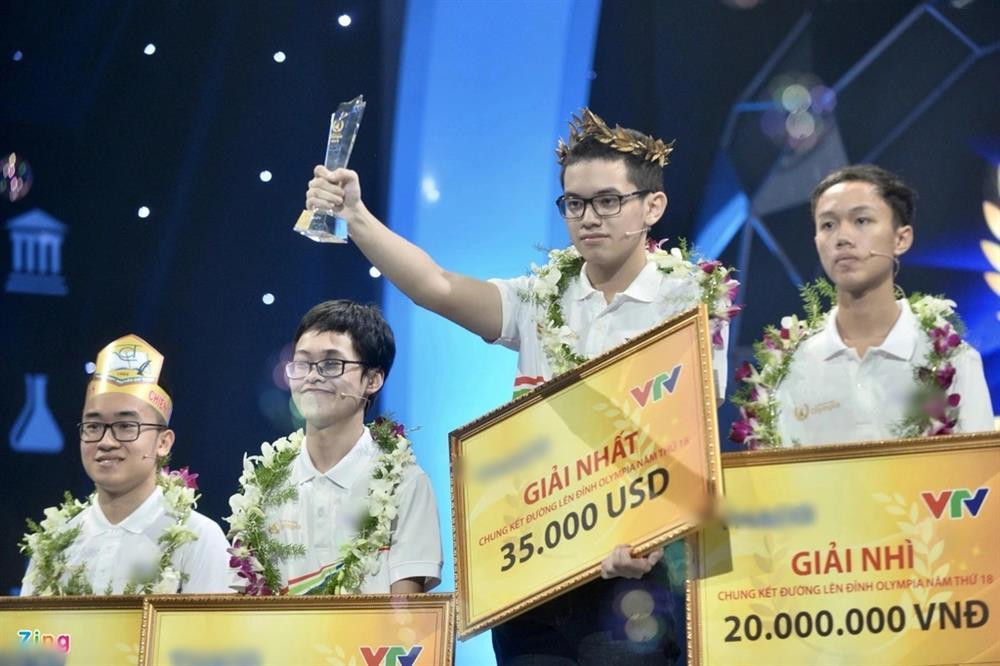 ại Olympia 2018, Nguyễn Hoàng Cường (THPT Hòn Gai, Quảng Ninh) được mệnh danh là “vua kỷ lục” khi có nhiều thành tích ấn tượng: kỷ lục 120 điểm Khởi động, điểm thi quý cao nhất (320 điểm) và tổng điểm cao nhất (370 điểm). Cậu là học sinh thứ 2 của trường vô địch Olympia. Tại kỳ thi THPT quốc gia 2019, nam sinh đạt tổng điểm 53,4 cho 6 môn thi, trong đó, điểm Ngoại ngữ (tiếng Pháp - môn chuyên) đạt 9,8/10. Ảnh: Quỳnh Trang.