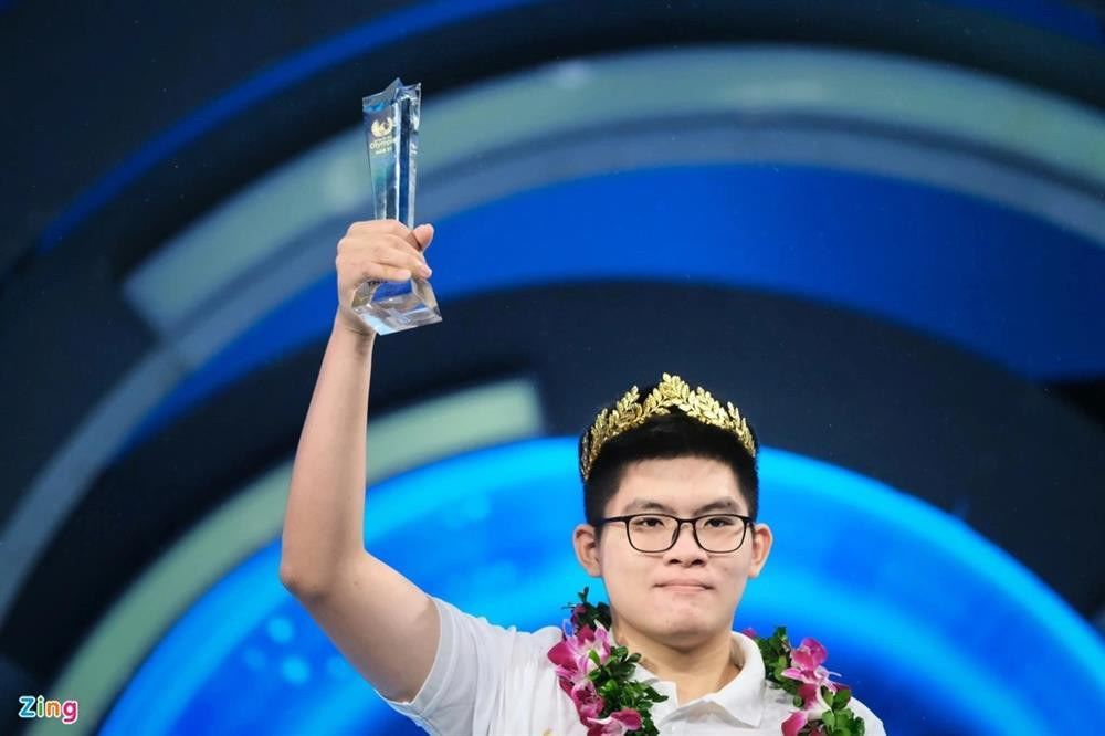 ới chiến thắng tại Olympia 2021, Nguyễn Hoàng Khánh là học sinh đầu tiên của trường THPT Bạch Đằng và thứ 3 của tỉnh Quảng Ninh vô địch Olympia. Cậu cũng có thành tích cao thứ 3 (315 điểm) trong số 21 quán quân tính đến hiện tại. Chia sẻ ngay sau trận chung kết, Hoàng Khánh cho biết cậu chưa có hứng thú với việc du học. Ước mơ của chàng trai là trở thành doanh nhân. Ảnh: Phạm Thắng.