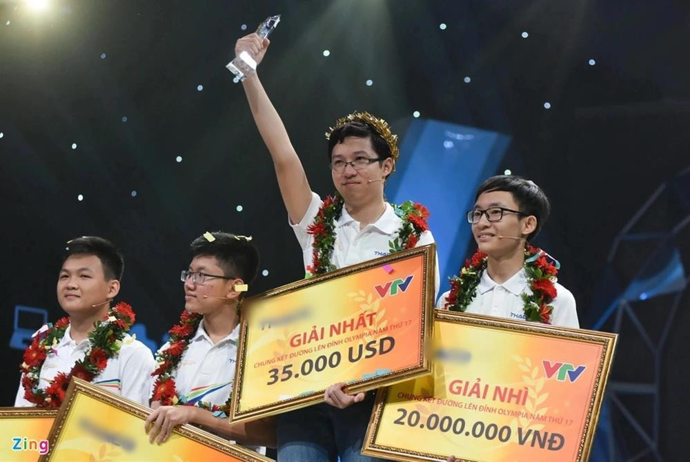 han Đăng Nhật Minh (THPT Hải Lăng, Quảng Trị) được mệnh danh là “quán quân Olympia được truyền thông quan tâm nhất”. Gắn với biệt danh “cậu bé Google”, nhà vô địch O17 có khả năng nhận biết các con số và làm phép tính đơn giản từ khi 6 tháng tuổi, tự học xong chương trình lớp 11 khi học lớp 9, tính nhẩm siêu tốc, quán quân cuộc thi Chinh phục. Tuy nhiên, cậu từng chia sẻ bản thân cảm thấy áp lực từ kỳ vọng của mọi người. Ảnh: Quỳnh Trang.