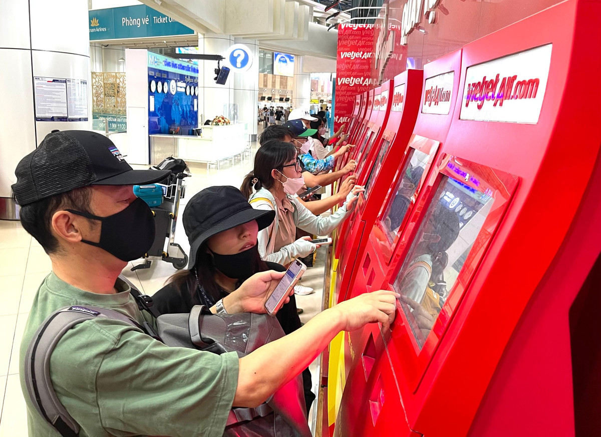 Các quầy làm thủ tục check-in online cũng luôn trong tình trạng đông đúc, quá tải.