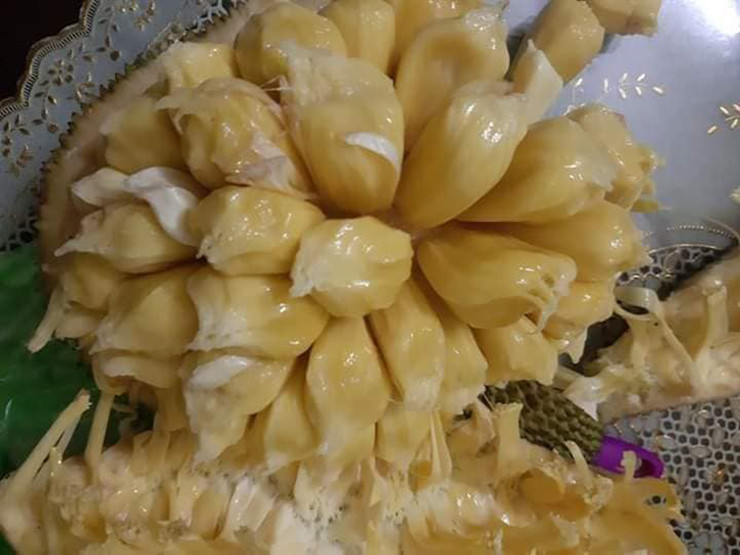 Nhiều người cứ cuối tuần lại về quê, mang mít mật lên bán ở chợ mạng để kiếm thêm thu nhập, hàng về đến đâu hết đến đó.